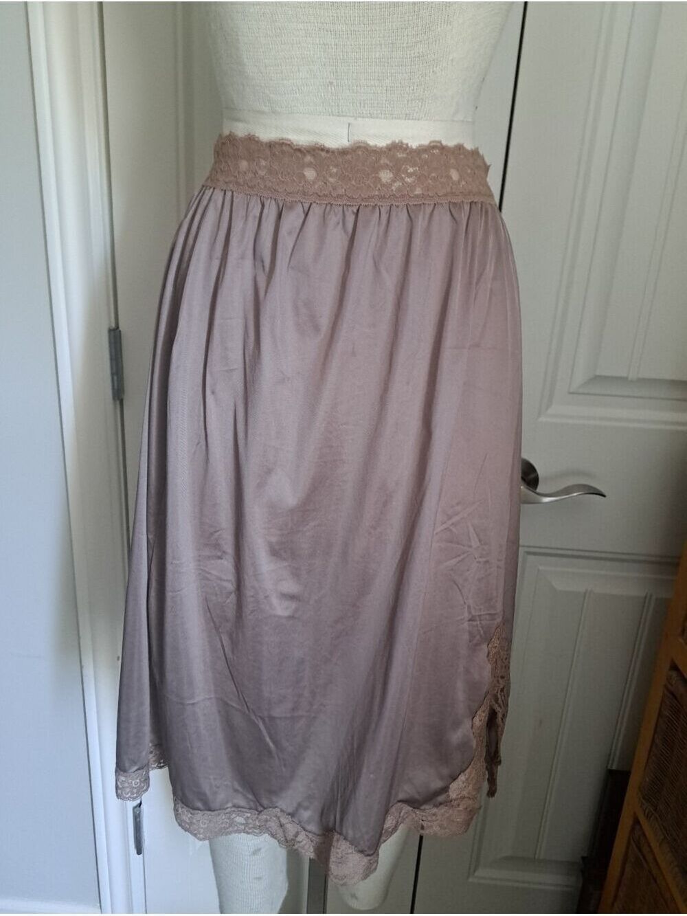 VTG VASSARETTE A-LINE half slip lace trim taupe champagne Antron nylon glam chic